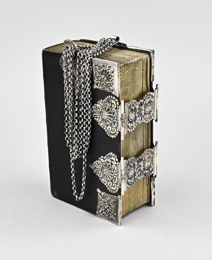 States Bible with silverware: Fine States Bible with silver, 833/000. Bible with gilt edges, 2 silver clasps, 4 corner pieces and 2 carrying handles with chain. Decorated with palmette and volute decoration. MT.: Jan Jonker,