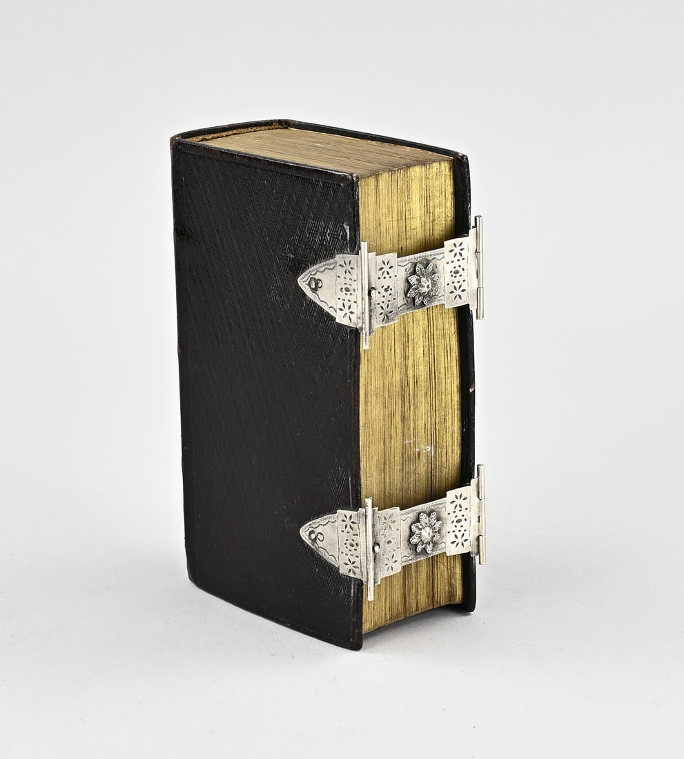 States Bible with silver: States Bible with silver, 833/000, The New Testament, 1818. Bible with a brown leather cover with decoration and fitted with 2 silver clasps with engraving and floral rosettes. MT.: J. van den Berg,