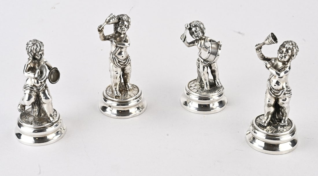4 Silver figurines putti: Four silver figurines of musical putti, 915/000. On a round base with drum, bells, and cymbal. Spain. 10 cm. Total approx. 355 grams. Small dent in the rim, otherwise in good condition.