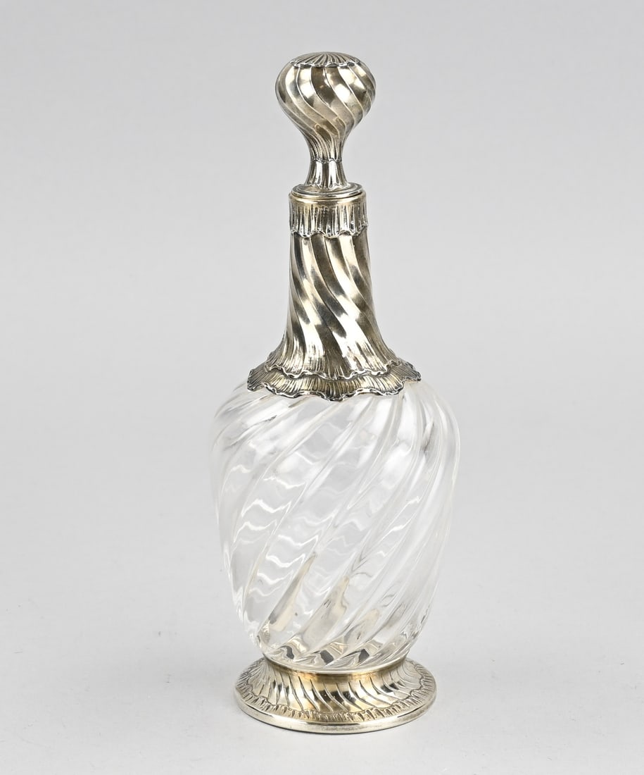 Decanter with silverware (1 of 1)