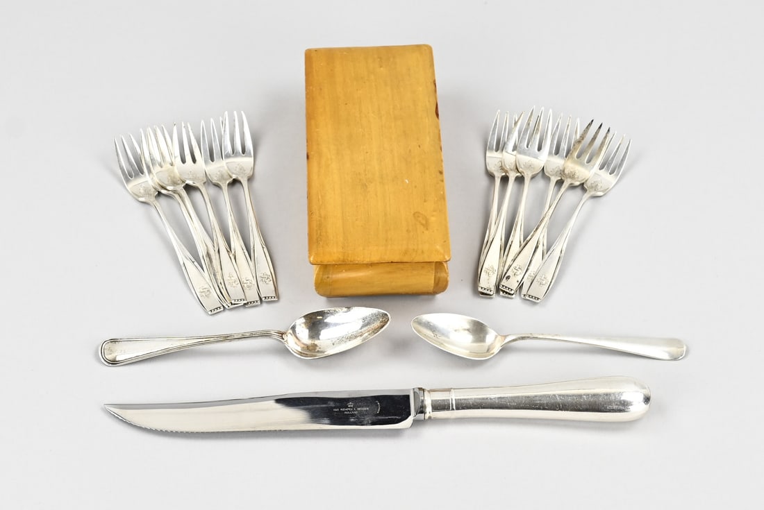 Lot of shoveling etc.: Lot with silver cutlery including 2 porridge spoons, 835/000, a bread knife with silver handle. Maker: e.g. Van Kempen. And 12 silver cake forks, 800/000, decorated with engraved floral motif, German.