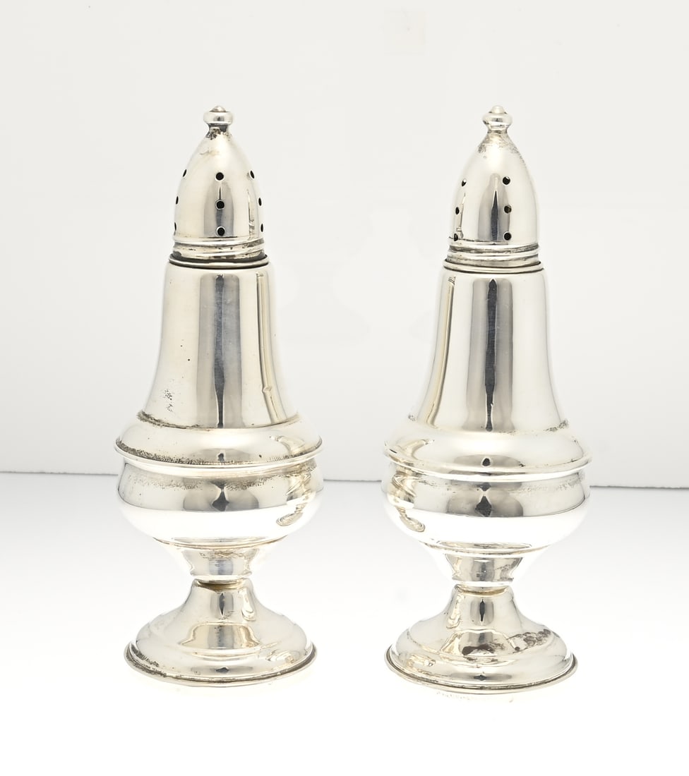 2 Silver salt shakers: Two silver salt shakers, 925/000, conical shakers on a round base. With glass inner container. Marked: Columbia. Total gross weight approx. 330 grams. ø4.5x13cm. In good condition.