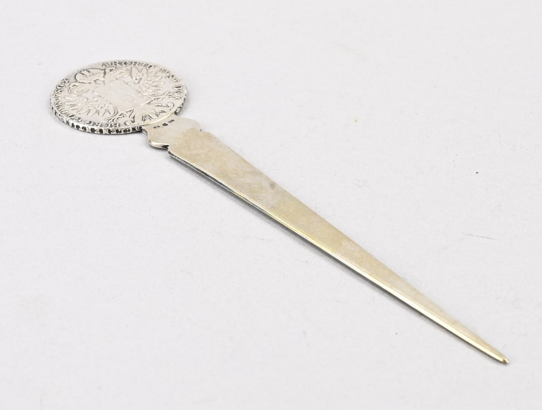 Silver letter opener: Beautiful silver letter opener, 800/000, featuring a coin: R-IMP. HU BO REGMTHERESIAD.G. BURG.CO.TYR-1780-x ARCHED.AVST.DUX.. Austrian import mark. 19 cm. approx. 40 grams. In good condition.
