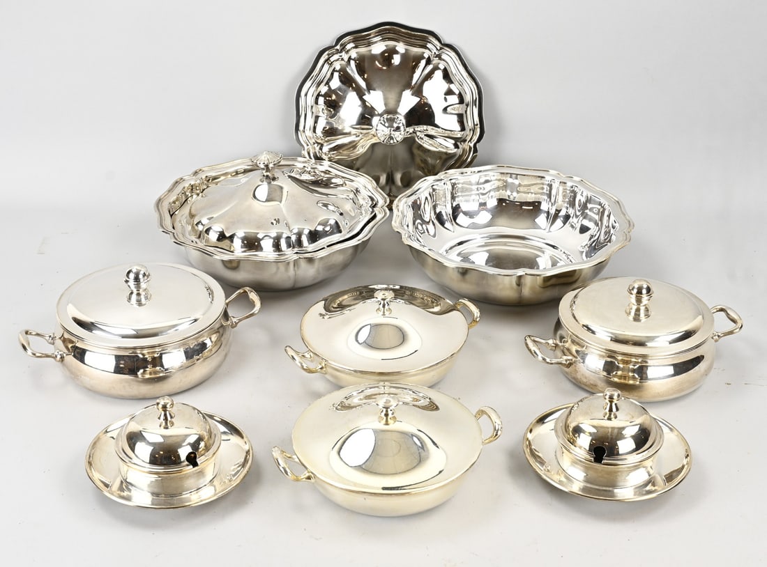8 Plated serving dishes: Lot with eight serving bowls, 6 plated serving dishes and 2 round tubs. ø16-26 mm. In good condition.