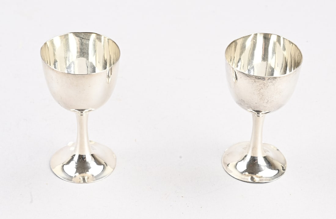 2 Silver sake cups: Two small silver cups, 925/000, sake cups on a round base. Featuring a floral engraving on the bowl. With engraving on the base. With engraving on the bottom of the base: 5th IHTC TOKYO 1974. ø4x7.5c