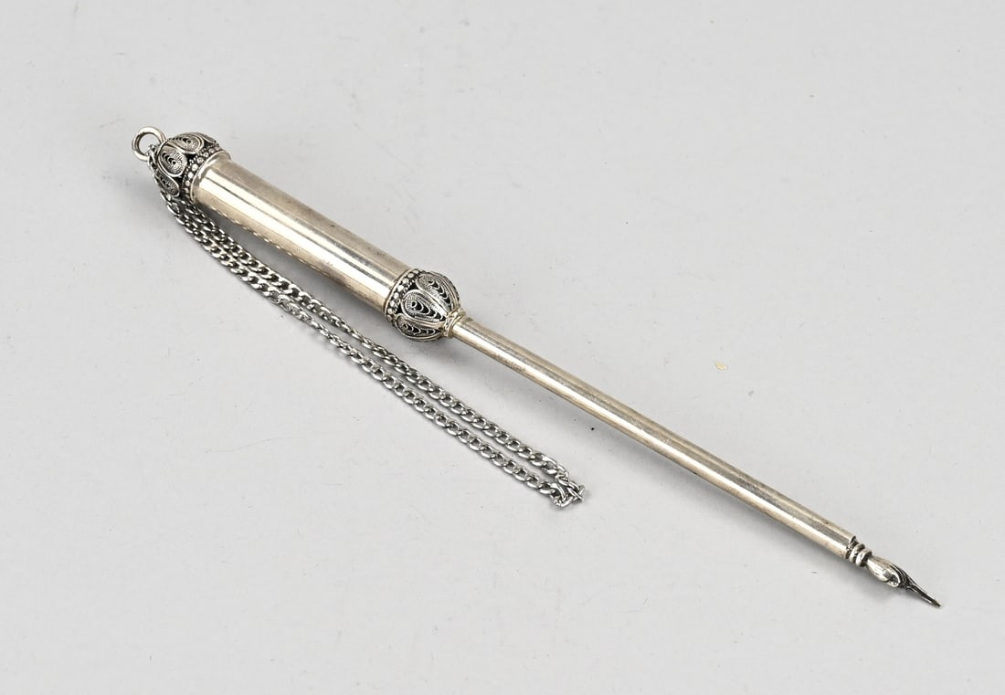 Silver twig: Silver yad, 800/000, decorated with filigree work and a pearl rim. With wire loop and chain. Approx. 44 grams, 23 cm. In good condition.