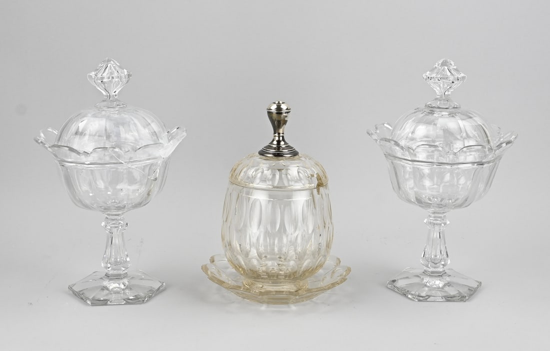 3x Crystal coupe with silver: Three pieces of antique crystal. 2x Ginger coupe, one of which is broken. 1x Farmer's Boy coupe with drip tray + silver stopper. Dimensions: 27 - 31 cm. In fair/good condition.