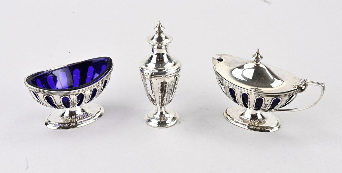 3 Silver parts with inner container: Spice set, 3-piece, with inner container, 925/000. Boat-shaped mustard pot and spice vessel, openwork with decorated rims, fitted with plastic inner containers. And a matching shaker on a round base.