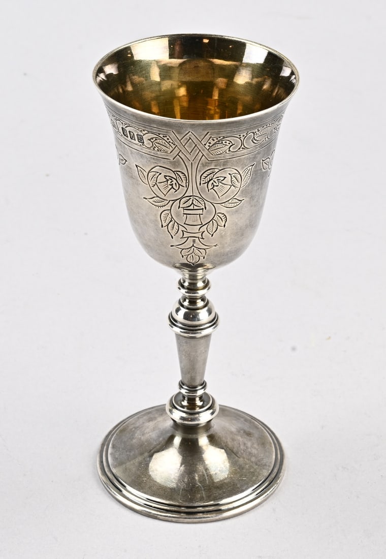 Silver Irish cup: Beautiful silver communion cup, 925/000, on a round base, decorated with engraving. The inside of the cup is gilded. MT.: Presumably Royal Irish Silver Co., Dublin. Year: G:1974. Approx. 204 grams.