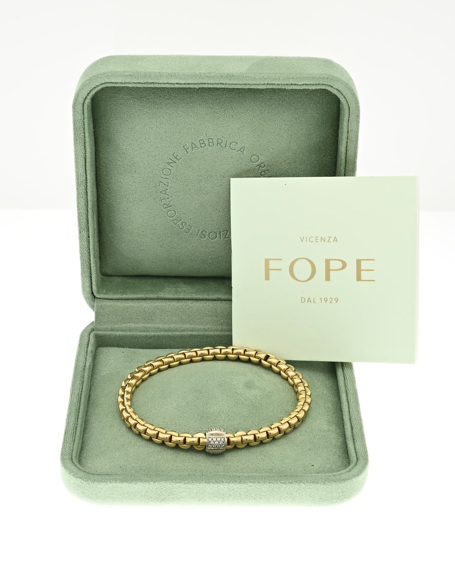 Fope bracelet: Yellow gold Fope EKA flexit bracelet, 750/000, with diamonds. Stretchable bracelet with oval links, ø 5mm., and decorated with a white gold element, ø 7.5 mm., set with brilliant-cut diamonds.