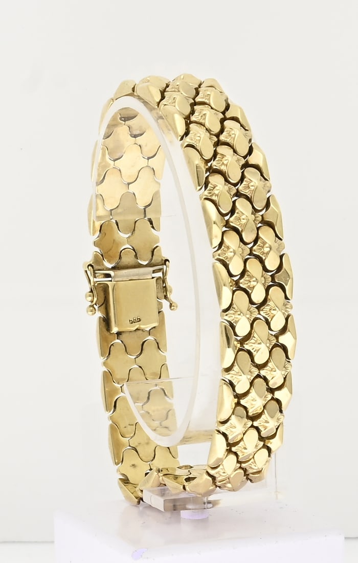 Gold bracelet: Beautiful yellow gold pin bracelet, 585/000, featuring wide ornate links attached to a box clasp with safety catch. Width 13 mm. Length 19 cm. Approx. 26.3 grams. In good condition.