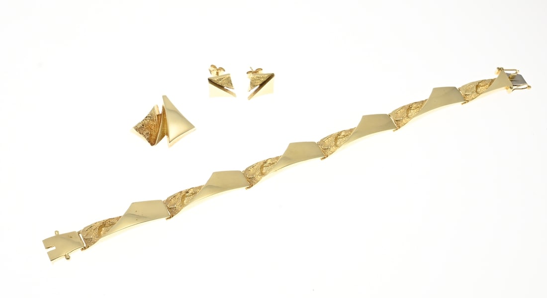 Golden 3-piece set, Riitta Hakala: Substantial yellow gold sculptural jewelry set, 585/000, Riitta Hakala, with bracelet, pendant, and stud earrings featuring a well-known Finnish finish. Bracelet with elongated links with a rough