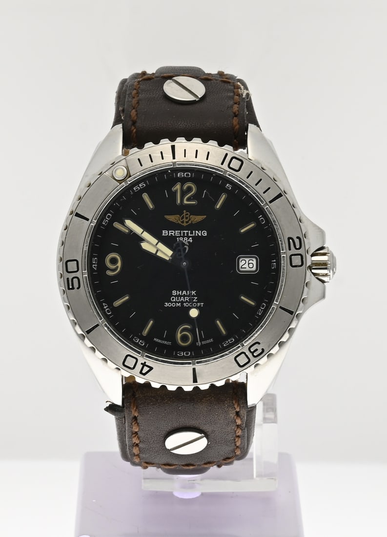 Breitling: Breitling watch, Shark, quartz, with a steel case and a black dial with date display. Mounted on a brown leather strap. ø 42 mm. Case number A58605 3087. Working and in good condition. Strap