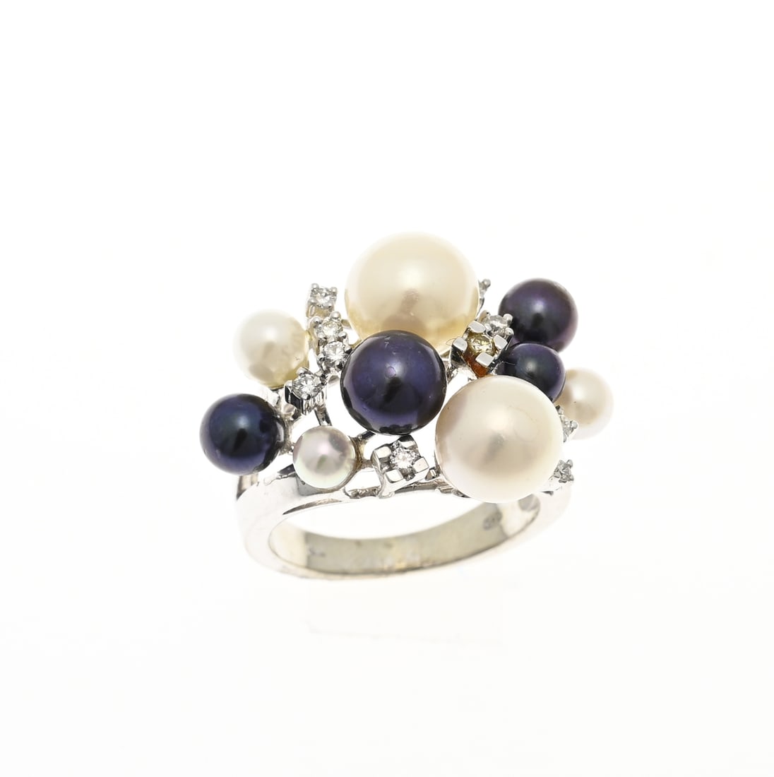 White gold ring with pearls: Beautiful white gold ring, 585/000, with pearls and diamonds. Ring with a broad head set with 5 white pearls and 4 black pearls, 4-8 mm, and 10 brilliant-cut diamonds set in 4 prong settings. Head