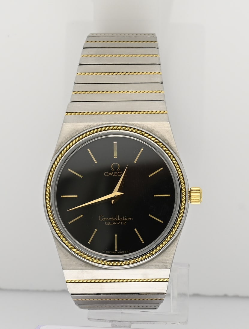 Omega Constellation: Particularly beautiful Omega Constellation, unisex, with a gold bezel and straps. The watch features a black dial with gold-colored indices and hands. Quartz. ø 34 mm. Length 19 cm. Condition: Good.