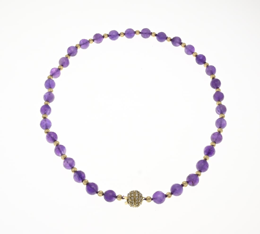 Necklace with amethyst, diamonds and gold: Necklace of faceted amethyst beads, ø 8.5 mm, with yellow gold spheres featuring a faceted finish in between, attached to a yellow gold clasp richly set with brilliant-cut diamonds, total approx.
