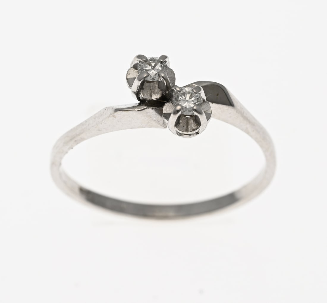 White gold signet ring with diamond: White gold signet ring, 585/000, with diamonds. Ring with a sign containing 2 mirrored settings, each set with a brilliant-cut diamond, total approx. 0.08 ct. ø 52. approx. 1.6 grams. As new.