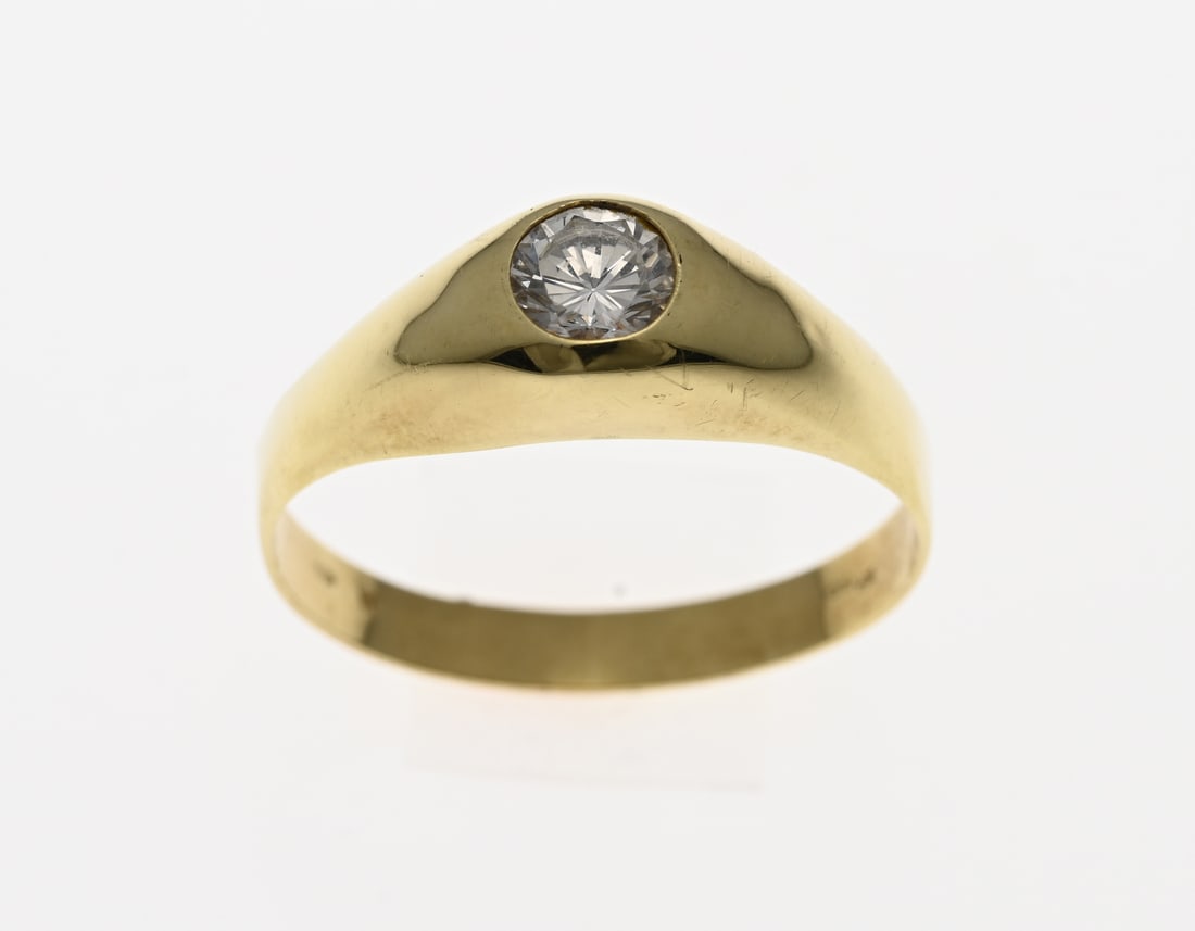 Gold signet ring with zirconia: Yellow gold ring, 585/000, with zirconia. Cachet ring with a large zirconia stone. Head width 7 mm. ø 64. Approx. 2.6 grams. In very good condition.