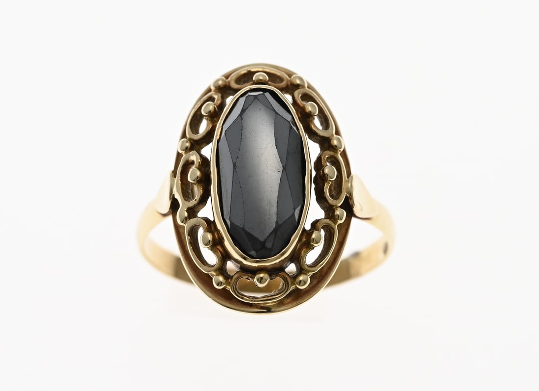 Gold ring with hematite (1 of 1)
