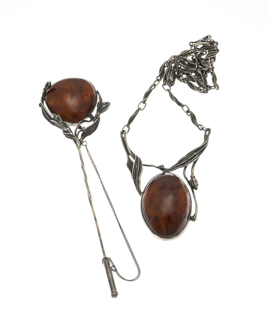 Amber choker and pin: Silver choker and brooch, 925/000, with amber. Set in a bezel with floral silver elements. Warsaw after 1986. Length 58 cm. 34 mm. In good condition. Total approx. 36.5 grams.