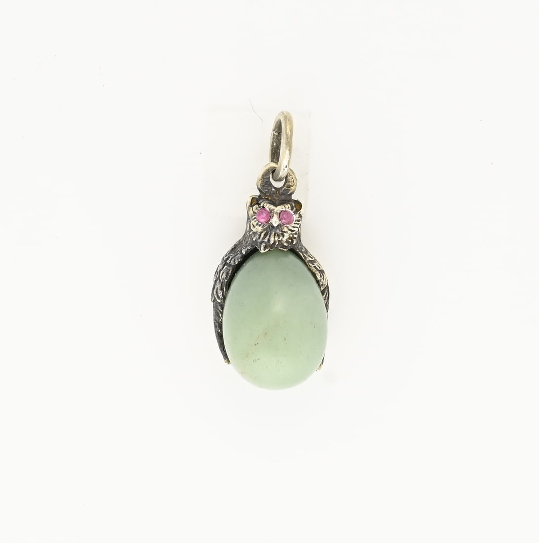 Silver egg pendant with nephrite, jade and ruby: Silver egg pendant, 925/000, decorated with an owl-shaped pendant with nephrite/jade. New. 33x12mm. Including loop.