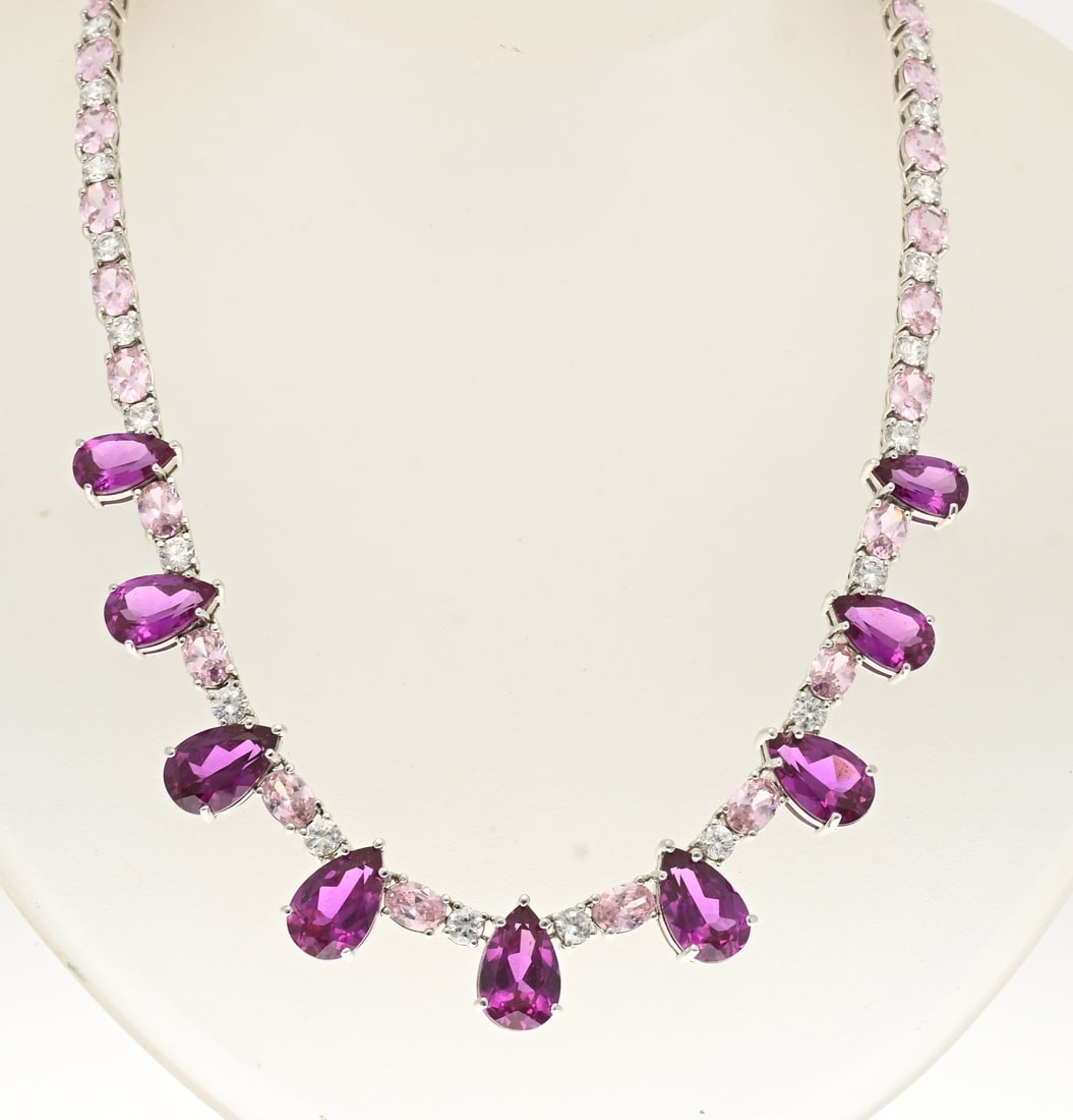 Silver choker with pink cubic zirconia: Beautiful silver choker, 925/000, fully set with pink and white cubic zirconia. Embellished in the center with pear-shaped purple cubic zirconia. Length 46-52cm. Approx. 50.4 grams. As new.
