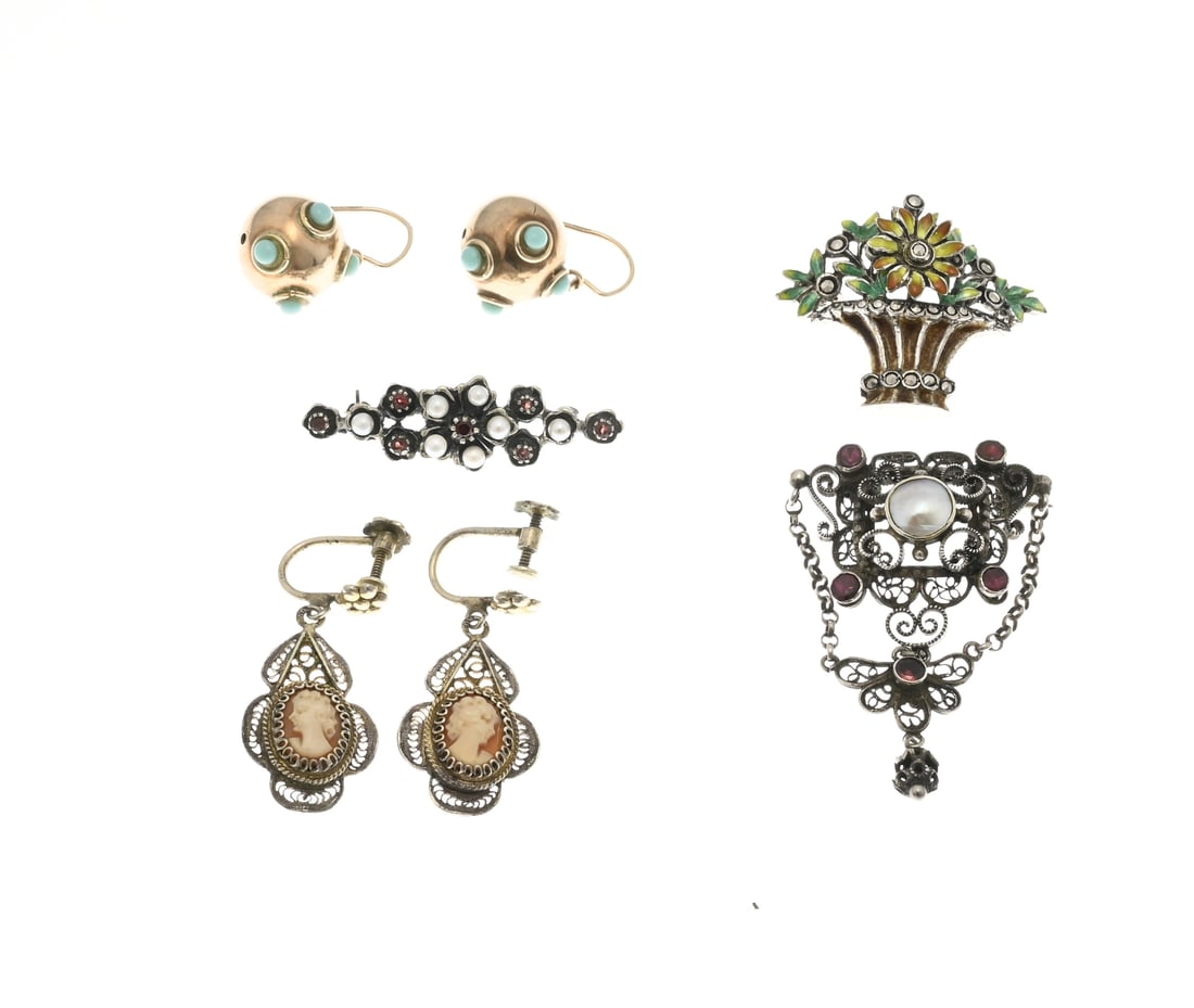 Lot of various jewelry, 5x: Lot of silver jewelry, with a pair of gold-plated earrings with spheres and turquoise stones, a pair of screw-on earrings with pendants set with cameos, a brooch with enamel and floral decoration,