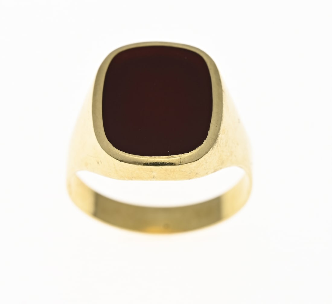 Gold men's ring with carnelian: Yellow gold men's ring, 585/000, with carnelian. Signet ring with a rectangular contoured setting set with a carnelian stone. Head width 17.5 mm. ø 65. Approx. 6 grams. In good condition.