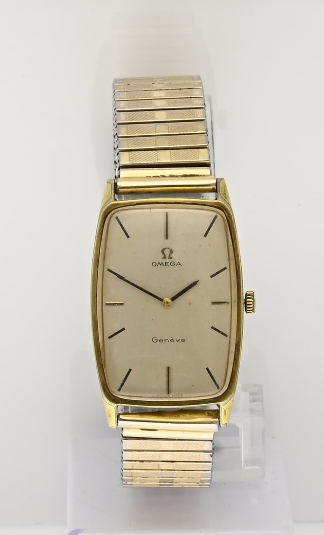 Omega watch with Fixoflex strap: Gold-colored Omega watch, FGeneve, mechanical, with a rectangular contoured case. Fitted with a champagne-colored dial. Movement number: 30611807. Case back: 111 095 ca 1974. Mounted on a gold-colored
