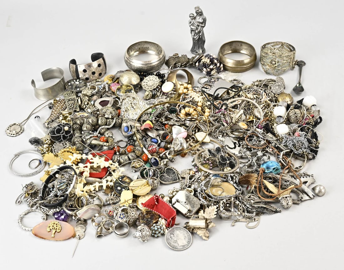 Lot of various jewelry: Large lot with various pieces of jewelry including bangles, various rings, brooches, pearls, and bracelets. And various small spoons. In reasonably good condition.