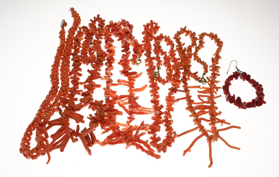 Lot of red corals, twigs: Lot of red coral with 3 necklaces with twigs, a necklace with short cylindrical beads, and a braided necklace. Approx. 188 grams. In good condition.