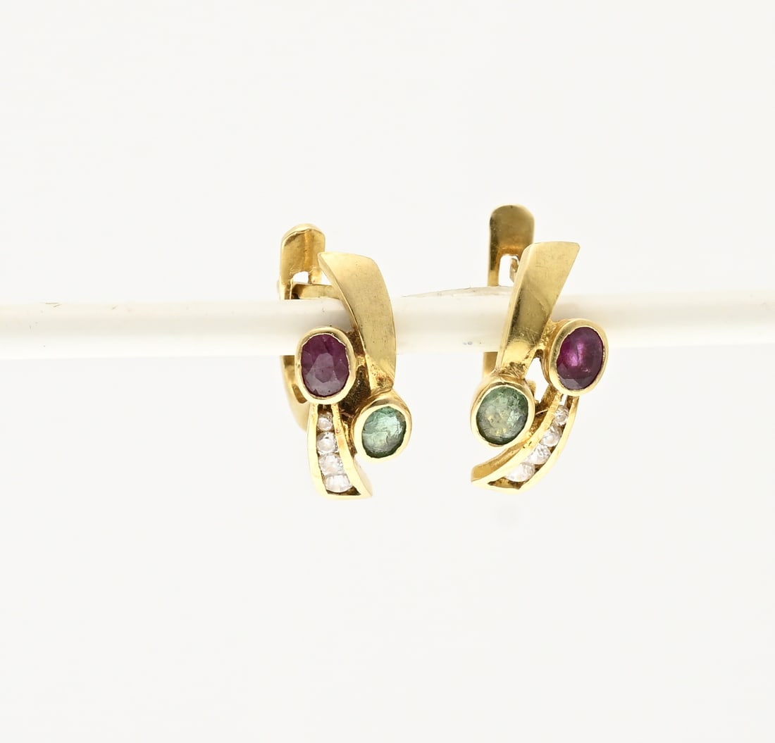 Gold stud earrings with emerald and ruby: Yellow gold stud earrings, 750/000, with emerald and ruby. Semi-circular stud earrings with an oval ruby and oval emerald. Fitted with a rail with 4 cubic zirconias. Fitted with a hinged clasp. Size
