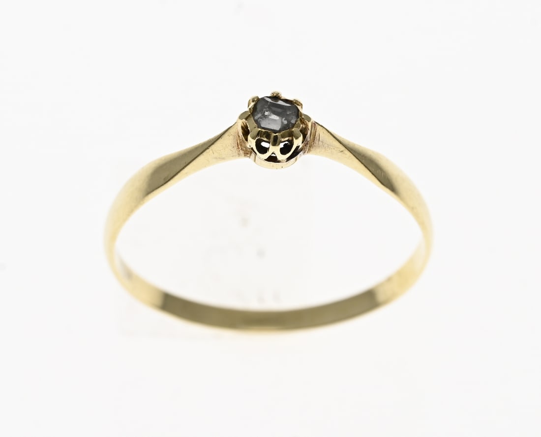 Gold solitaire ring with rose-cut diamond: Yellow gold ring, 585/000, solitaire with an antique-cut diamond. Ring with an oval bezel set with an antique-cut diamond. Setting 4x4.5mm. ø 56. Approx. 1.1 grams. Stone slightly damaged, otherwise