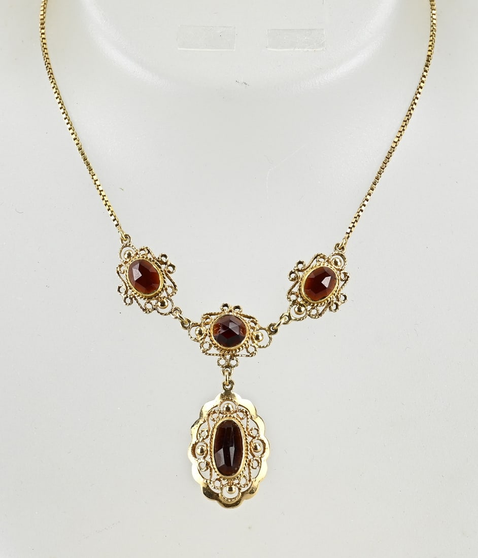 Gold choker with garnet: Yellow gold choker, 585/000, with garnet. Venetian necklace with three central gold elements featuring filigree work and garnet stones. In the center hangs an oval pendant with a scalloped edge and an