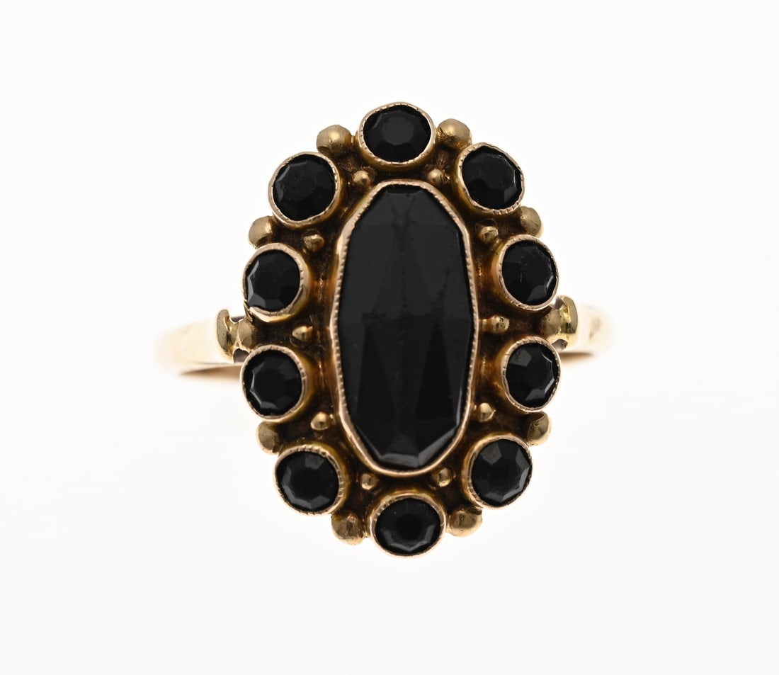 Gold ring with garnet: Yellow gold ring, 585/000, with garnet. Ring with an oval rosette set with a large faceted garnet and a border with 10 round faceted garnets. Head size 20x16mm. Garnets slightly damaged. ø 59.