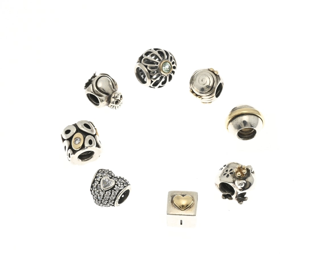 Pandora charms with gold, 8x: Eight Pandora charms, 925/000, of which 6 charms with gold, 585/000. Total approx. 28.3 grams. In good condition.