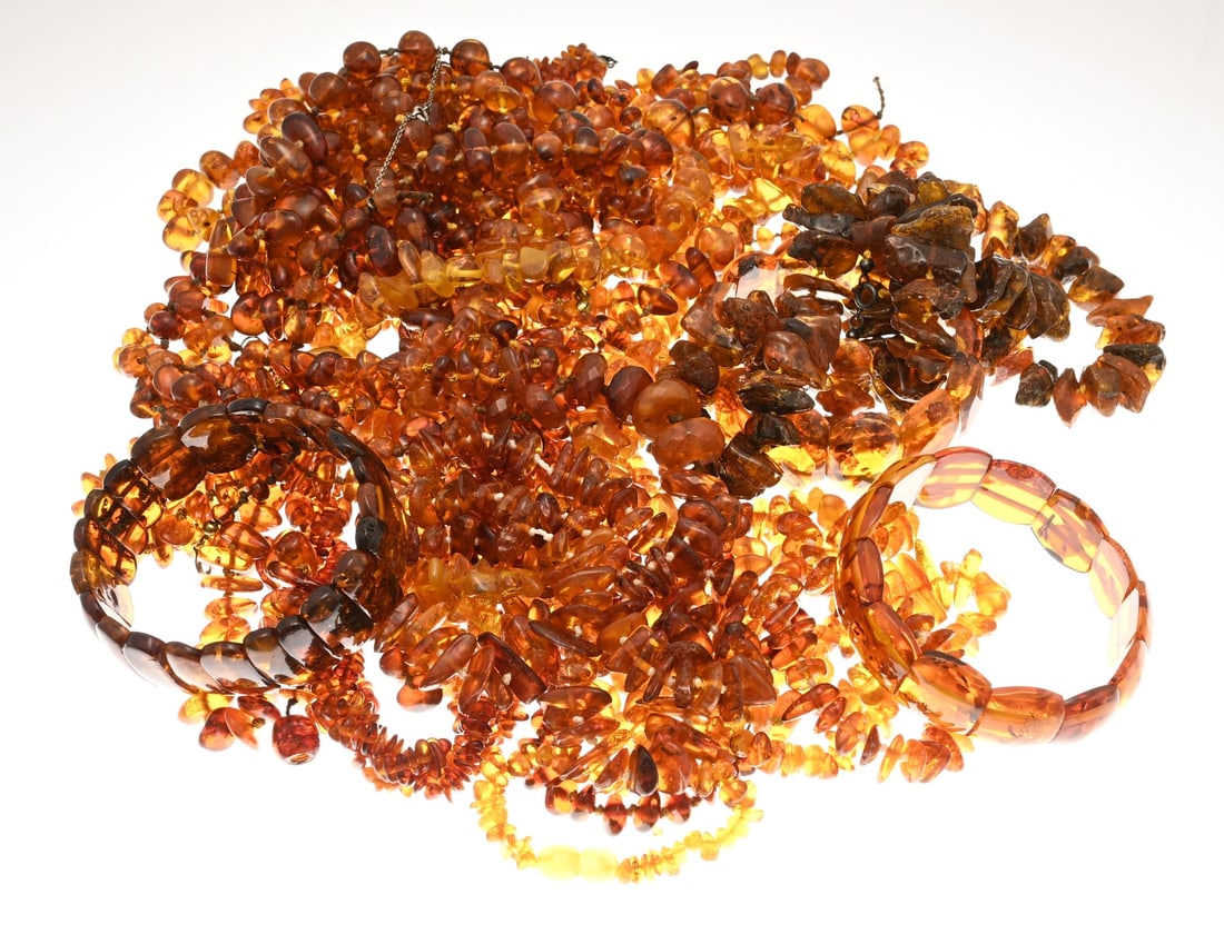 Lot of amber jewelry: Lot of amber/copal jewelry, with necklaces and bracelets. Approx. 590 grams. In good condition.