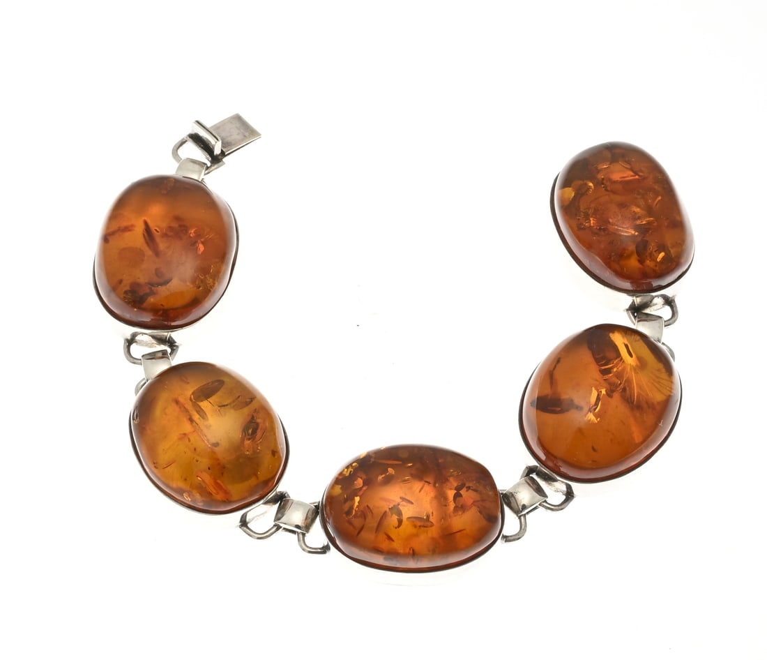 Silver bracelet with amber, Danish: Silver bracelet, 925/000, with amber. Danish. A bracelet with 5 oval links with cabochon amber. MT.: Einer Fehrn, Denmark. 20 cm. Width 25 mm. Approx. 66.6 grams. In good condition.