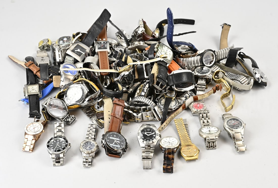 Lot of various watches: Large lot of various watches, including Fossil, Skagen, Seiko, Dunlop, Renault, Casio, Junghans, Michael Kors, Citizen, and Pulsar. In reasonably good condition. Functions not tested.