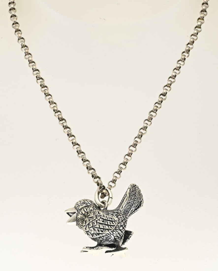 Silver necklace with bird: Silver necklace with pendant, 835/000, in the shape of a bird. Long jasseron necklace with a large bird-shaped charm. Length 70 cm. Total approx. 32.9 grams. 31x25x19mm. In good condition.