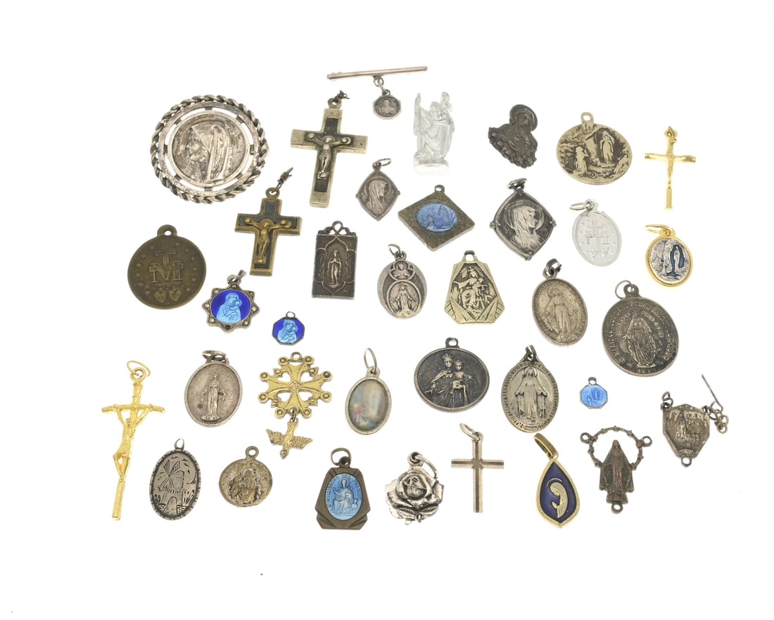Lot of religious pendants (1 of 1)