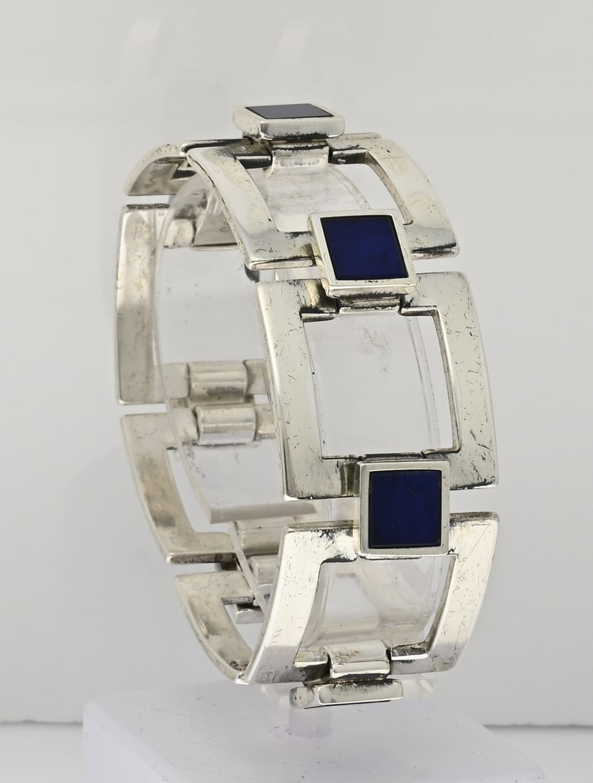 Silver bracelet, square link: Silver bracelet, 925/000, with an openwork square link and a square element with blue enamel. Length 18.5 cm, width 24 mm, approx. 61.5 grams. In good condition.