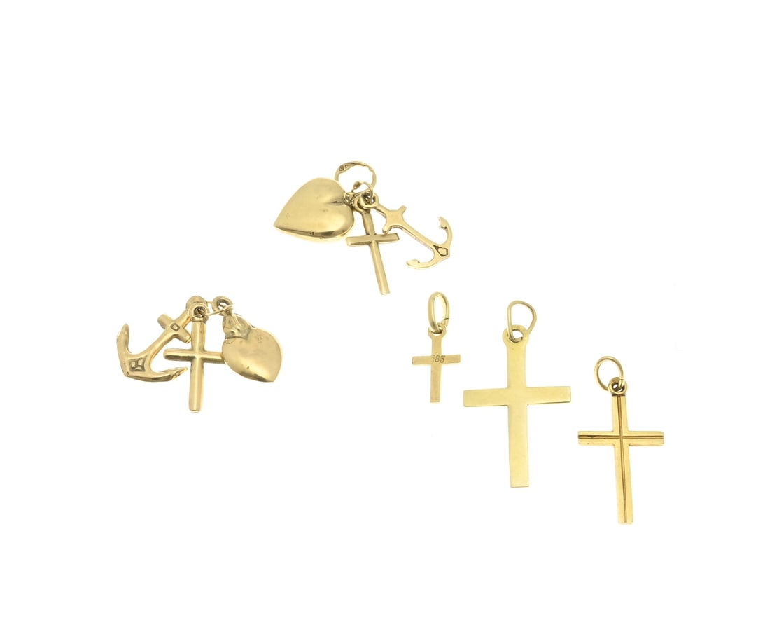 Lot of gold pendants, crosses ghl: Lot of yellow gold pendants, 585/000, with 2 pendants featuring Faith-Hope-Love and 3 crosses. 13-24mm, including loop. Total approx. 2.9 grams. In good condition.