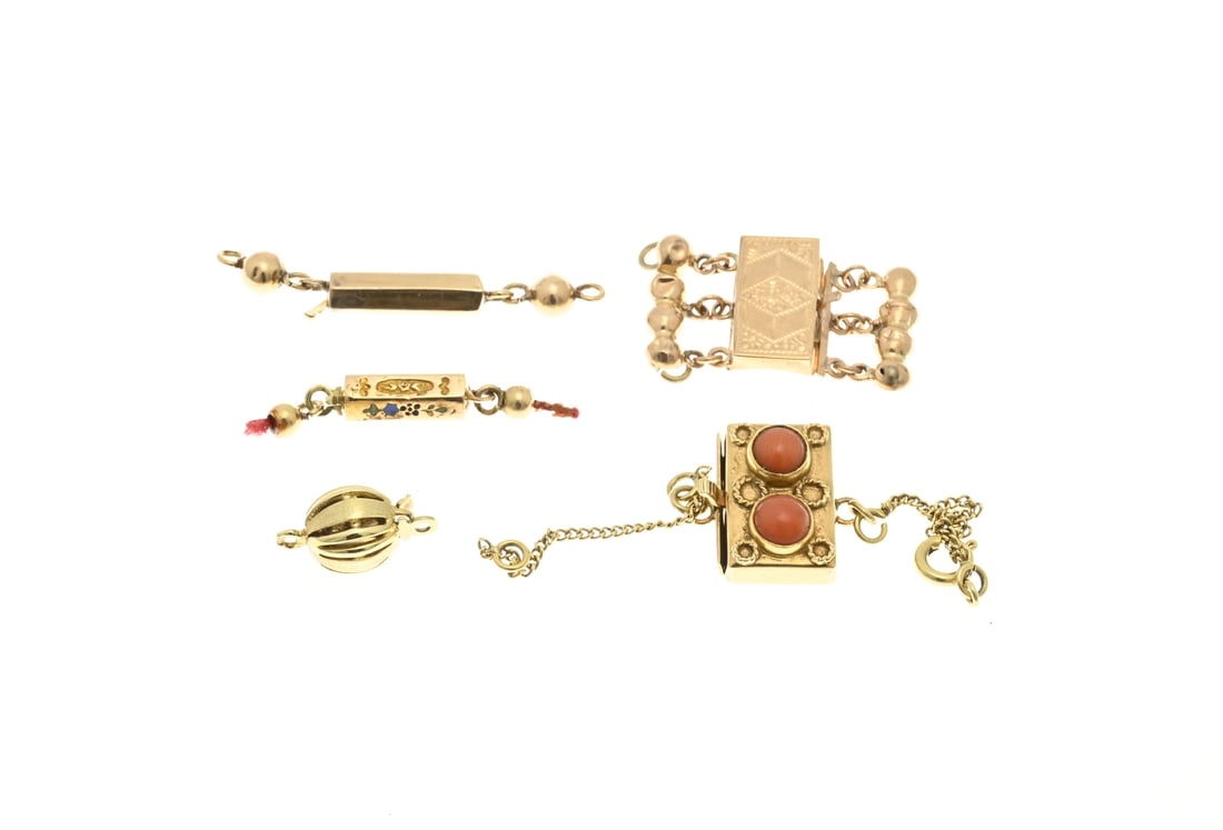 Lot with 5 gold locks: Lot of yellow gold clasps: a rectangular clasp with end pieces, a rectangular clasp with 2 blood coral beads and safety catch, a ball clasp with decoration, and a hexagonal clasp with balls as end