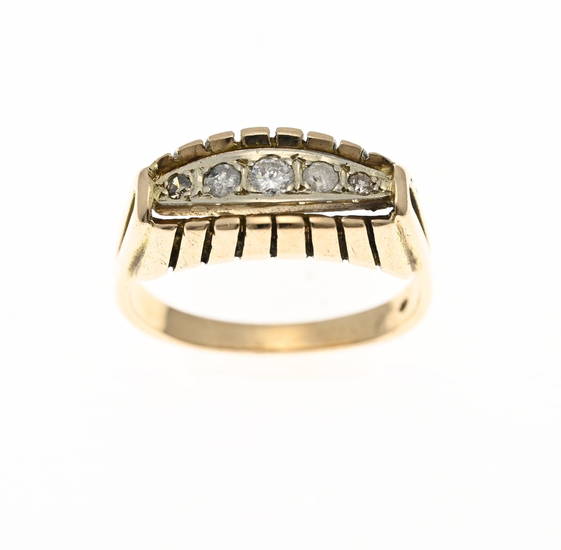 Gold ring with diamonds: Yellow gold ring, 585/000, with diamonds. Ring with an oval head featuring sawed line decoration and a white gold oval element set with 5 diamonds, increasing in size; 2 small diamonds are single-cut