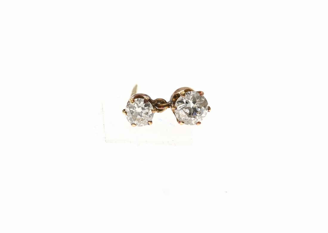 Gold pin with 2 diamonds: Yellow gold brooch, 585/000, diamonds. Pin with 2 settings attached, each with a brilliant-cut diamond, total approx. 0.65 ct. SI/PF/G. Length 10 mm. In very good condition.