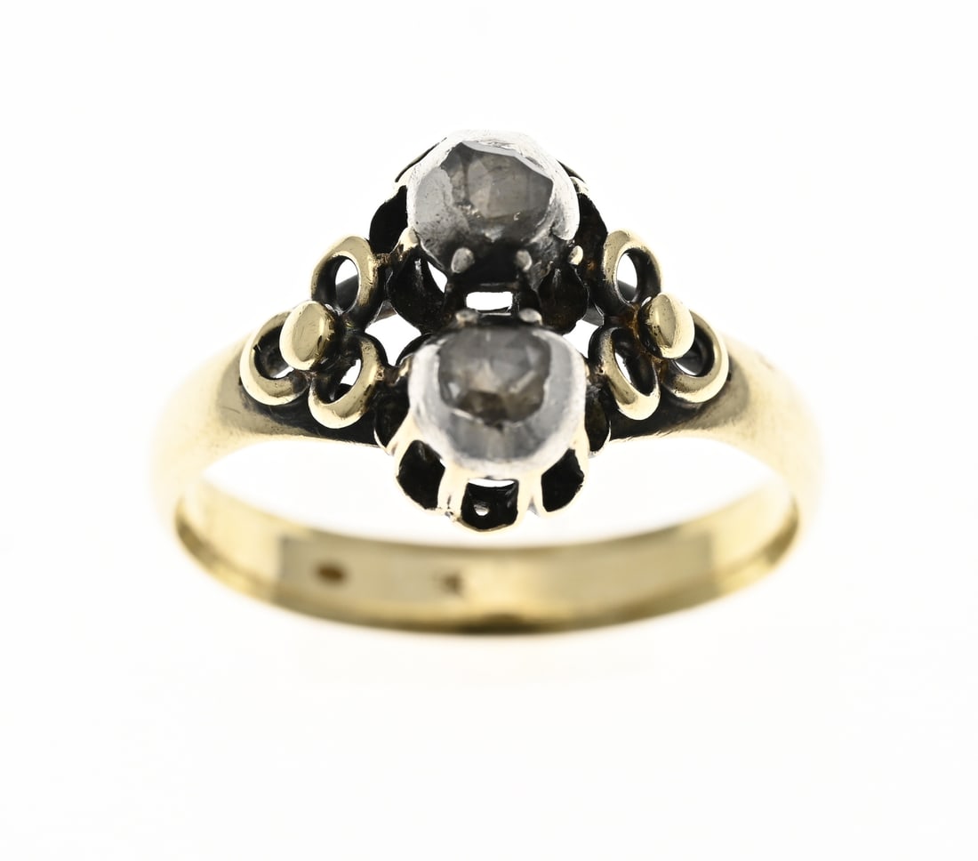 Gold ring with 2 rose-cut diamonds: Yellow gold ring, 585/000, with a head featuring floral elements and mirror setting with an element set with rose-cut diamonds. Diamond diameter approx. 3.5 mm. Head width 13 mm. Approx. 4.3 grams.