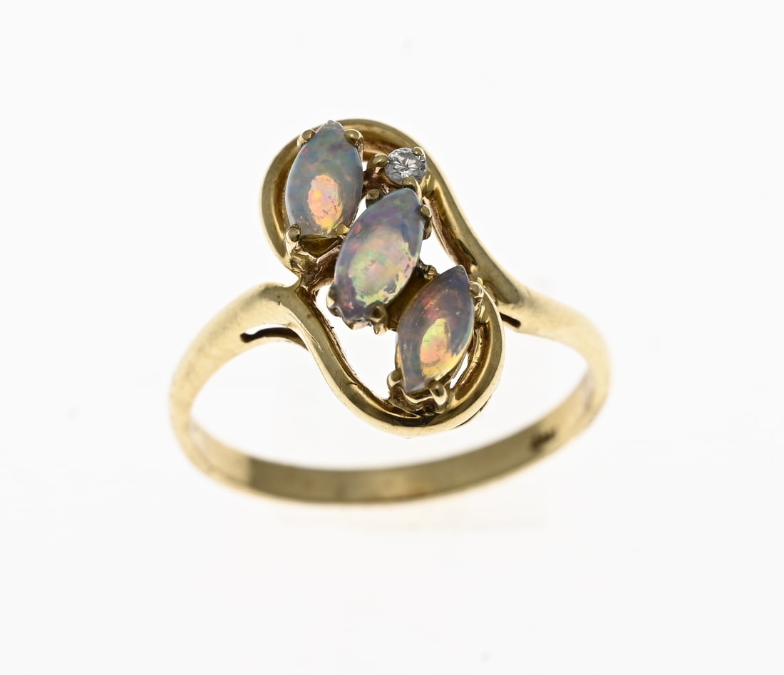 Ring with opals, 9 ct: Openwork striker ring, 375/000, with 3 oval cabochon opals and a small brilliant-cut diamond. Head width 14 mm. Approx. 2.11 grams. In good condition.