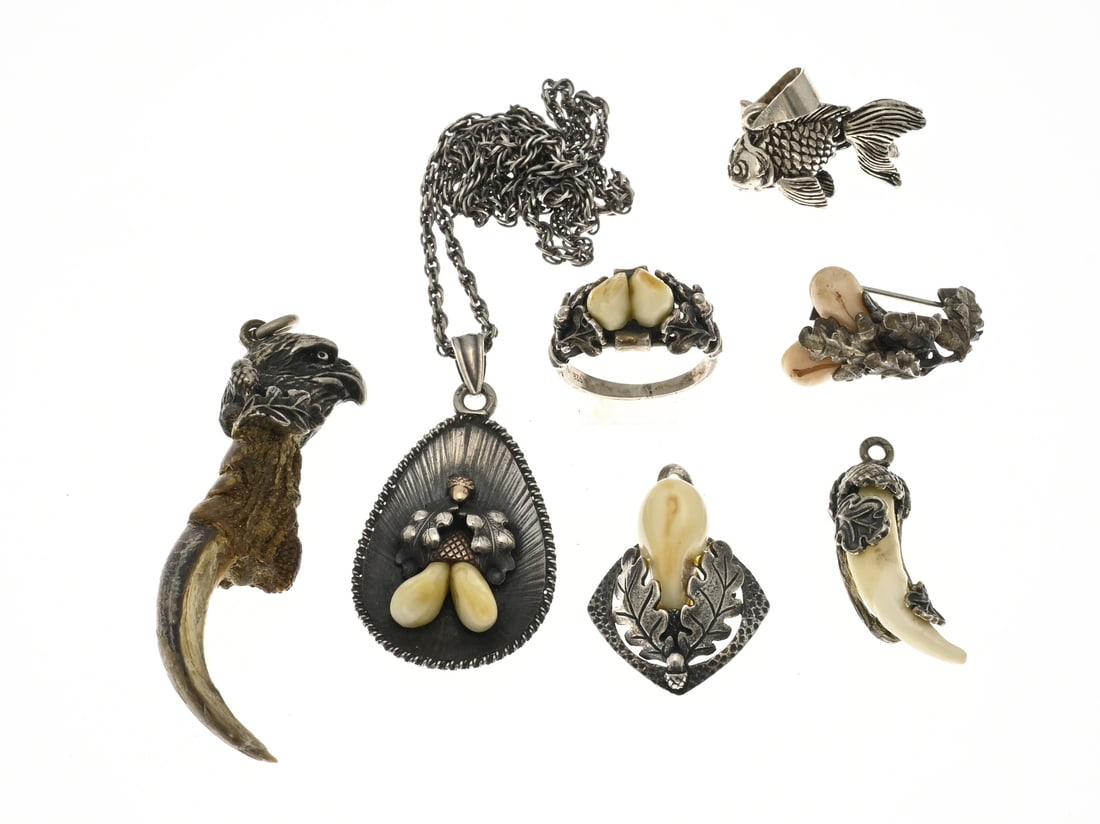 Lot of jewelry, fish, hunting, 7: Lot of jewelry with a fish-shaped charm, 2 pendants, a ring, and a necklace pendant with a hunting trophy. And base metal: a small brooch and a diamond-shaped pendant. In good condition.