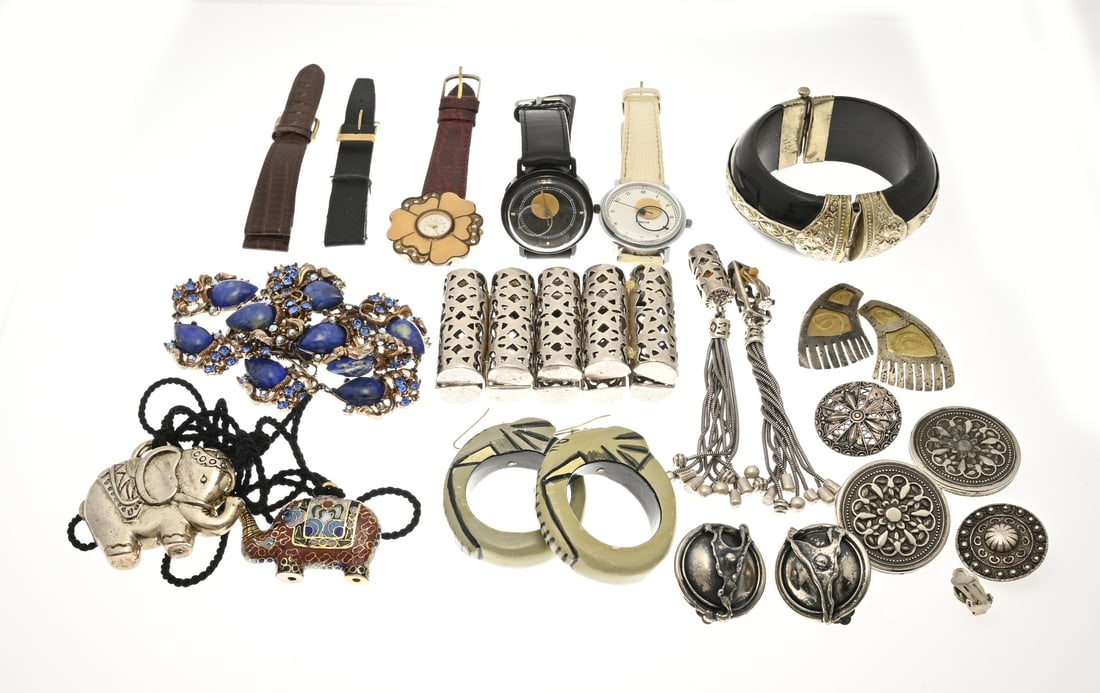 Lot of jewelry and watches: Lot of various jewelry and watches. Lot with 3 watches: 2 mechanical watches, Paketa, and a floral-shaped Commodore watch. 2 watch straps, and various bracelets, pendants, and earrings. Base metal. In